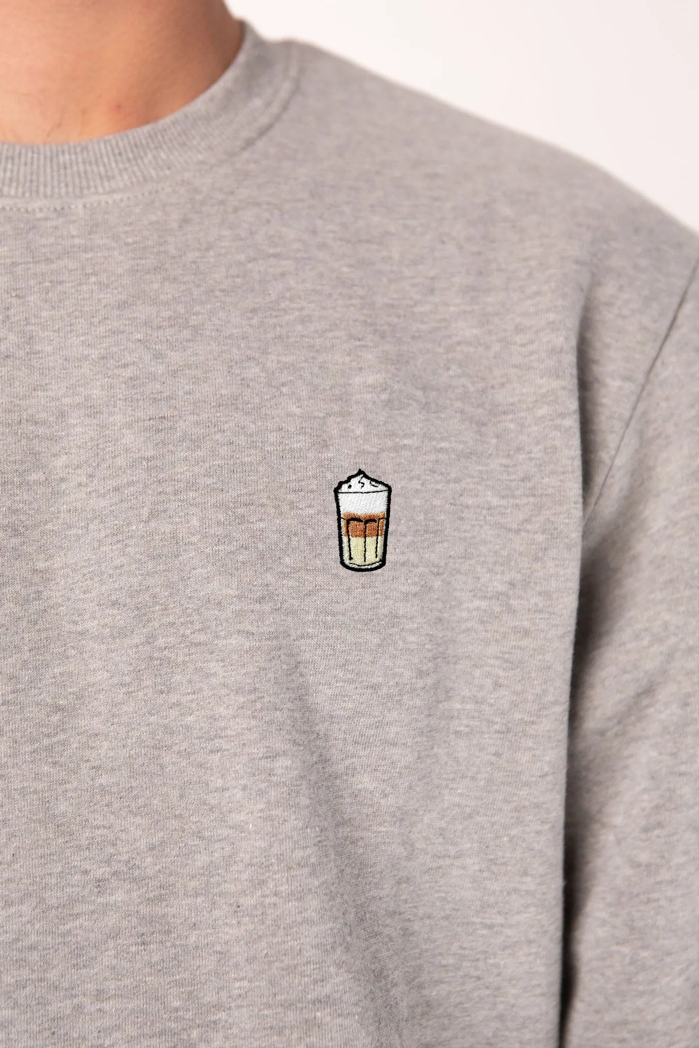 Latte Macchiato | Bestickter Bio-Baumwoll Männer Pullover